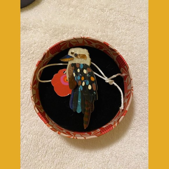 Erstwilder x Jocelyn Proust Designs GUMTREE ROYALTY Kookaburra Bird Brooch NIB - Picture 5 of 11